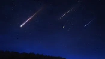 Lluvia de meteoros Oriónidas con destellos luminosos en el cielo nocturno.