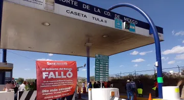 Maestros del SNTE se manifiestan en el Arco Norte