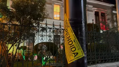 Mientras colonias siguen a oscuras, INAH suspende luminarias afuera de Casa Rule