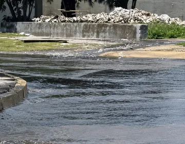 Canal se desborda e inunda carretera en Hidalgo