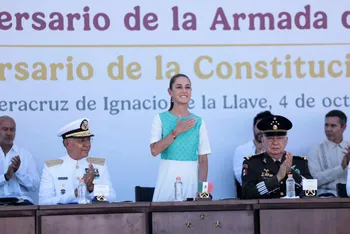 Sheinbaum durante desfile militar en Veracruz