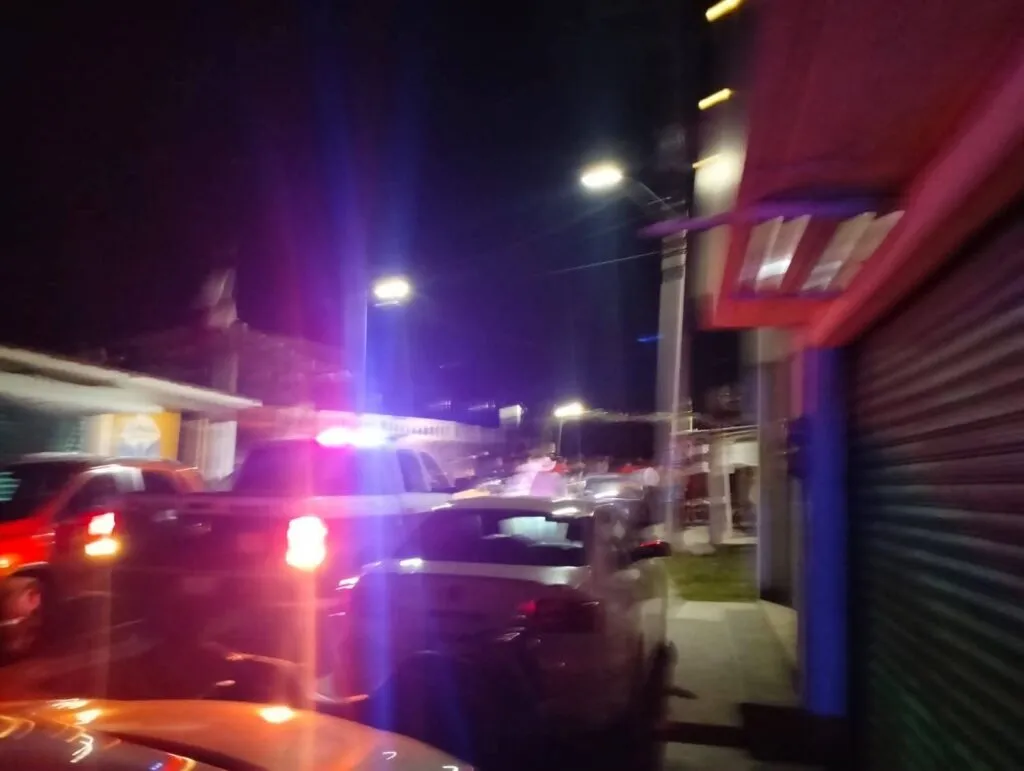 Vecinos de Santa Ana Azcapotzaltongo retienen a presuntos delincuentes