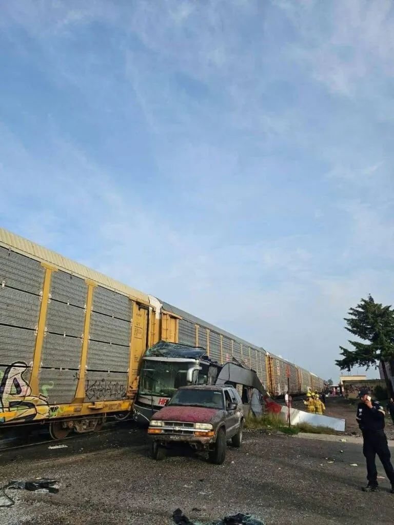 VIDEO | Tren impacta autobús en Atlacomulco; 9 muertos y 41 heridos