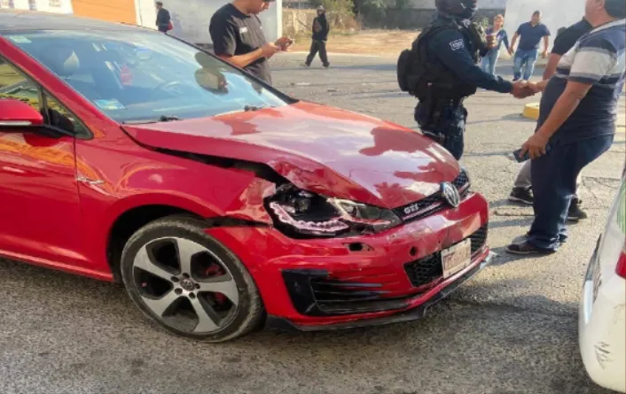 Auto particular choca contra camioneta de transporte público en Tizayuca