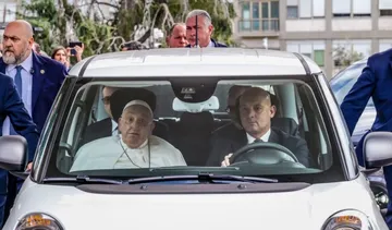 Papa Francisco regresando al Vaticano en automóvil después de hospitalización.
