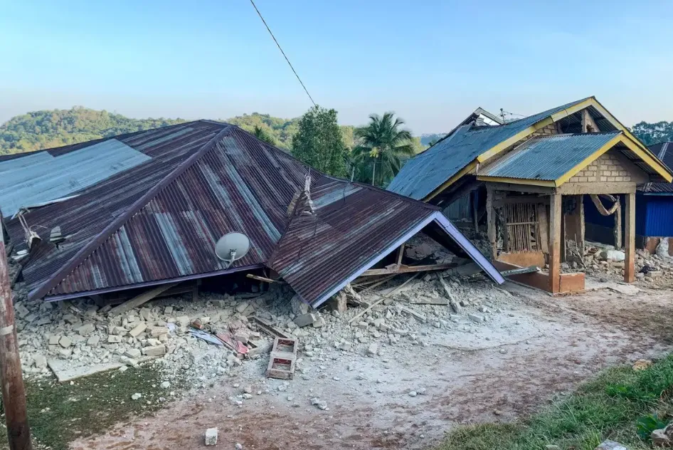 Sismo de magnitud 7.7 sacude la costa de Indonesia; reportan edificios dañados y emiten alerta de tsunami