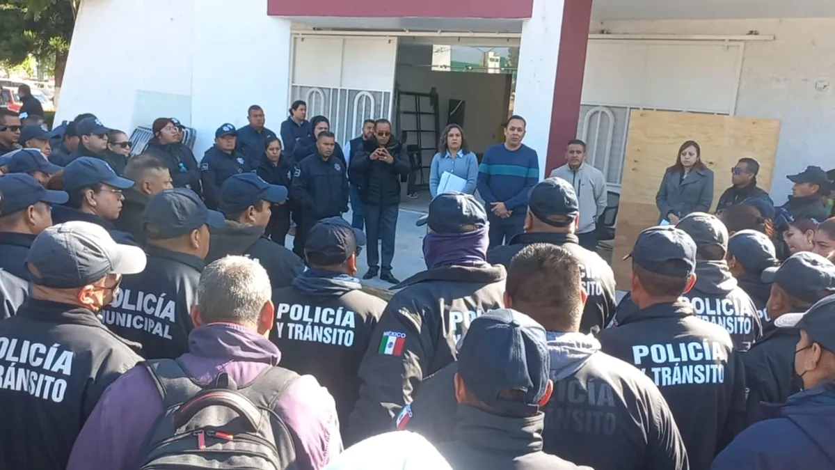 Policías municipales de Tula se manifiestan frente a la presidencia municipal.