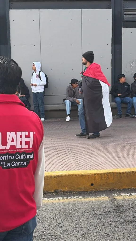 Protesta irrumpe en mitin de la UAEH y exhibe reclamos en Plaza Juárez