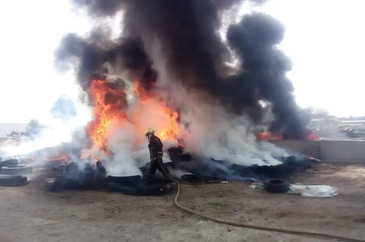 Se registra incendio de llantas en cuenca lechera de Tizayuca
