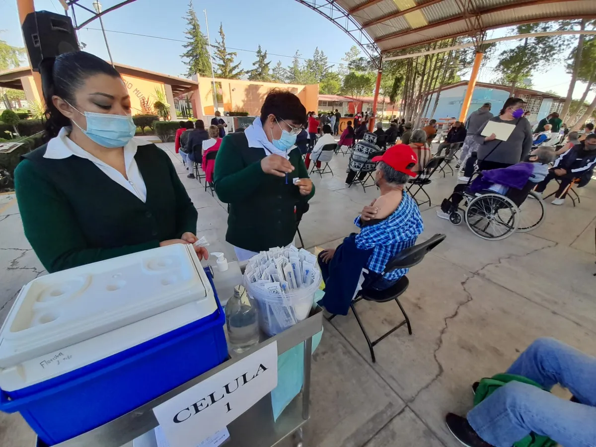 Adultos mayores de Pachuca reciben refuerzo Covid, bajo fuerte calor y largas filas