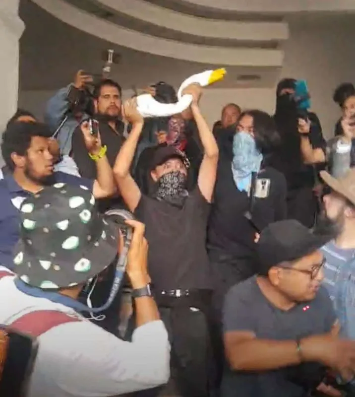 Instituto de Artes UAEH: alumnos toman edificio central; tumban cabeza a la Garza