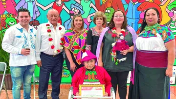 Cultura Hidalgo recibe donación de muñeca artesanal