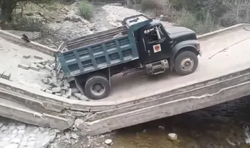 Colapsa puente vehícular en Jacala