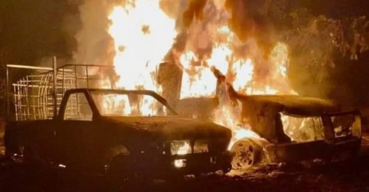 Tepetitlán: se incendian dos camionetas huachicoleras