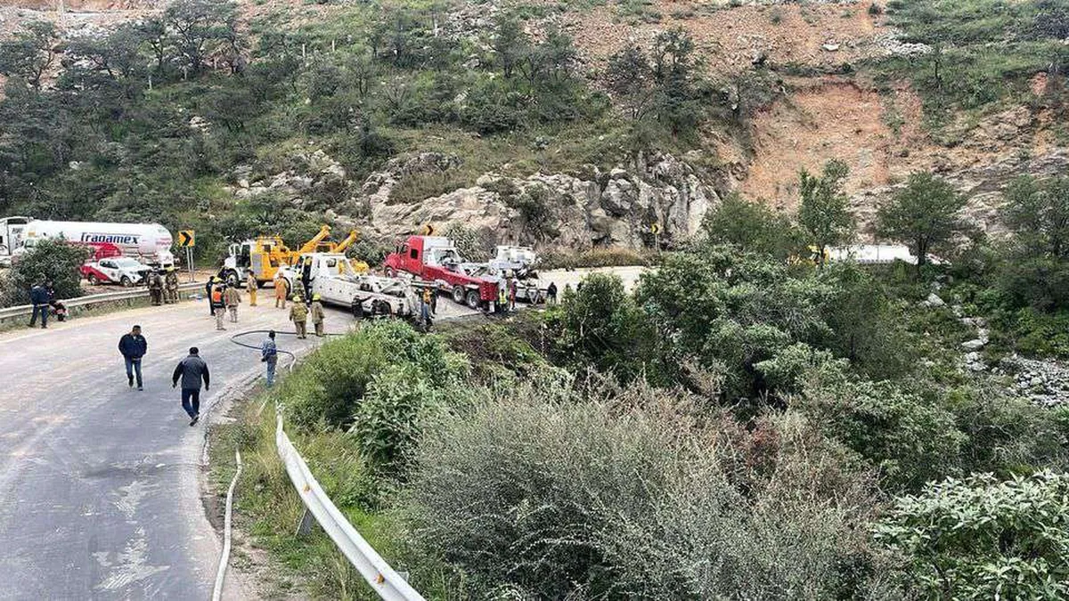 Carretera México-Tampico cerrada indefinidamente en Mineral del Monte