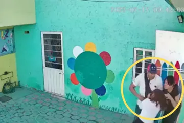 VIDEO. Padres encañonan y golpean a maestra frente a menor en Edomex