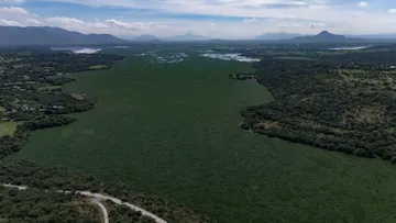Aguas negras en la presa Endhó, Hidalgo, foco de contaminación y enfermedades
