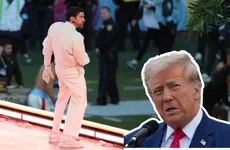 Bad Bunny durante su presentación en el medio tiempo del Super Bowl y Donald Trump