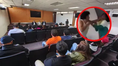 Reunión oficial en la Universidad Politécnica de Tulancingo sobre medidas administrativas.