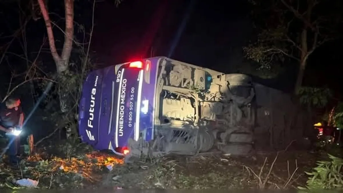 Vuelca autobús de pasajeros en Hidalgo: cinco muertos y 20 lesionados