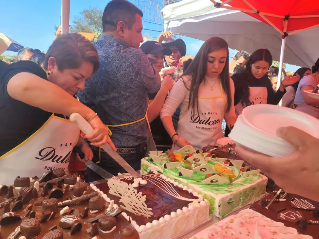 Miles de personas disfrutaron de deliciosos pasteles en San Sebastián Tenochtitlán