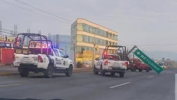 Señalamiento derribado en carretera de Hidalgo.