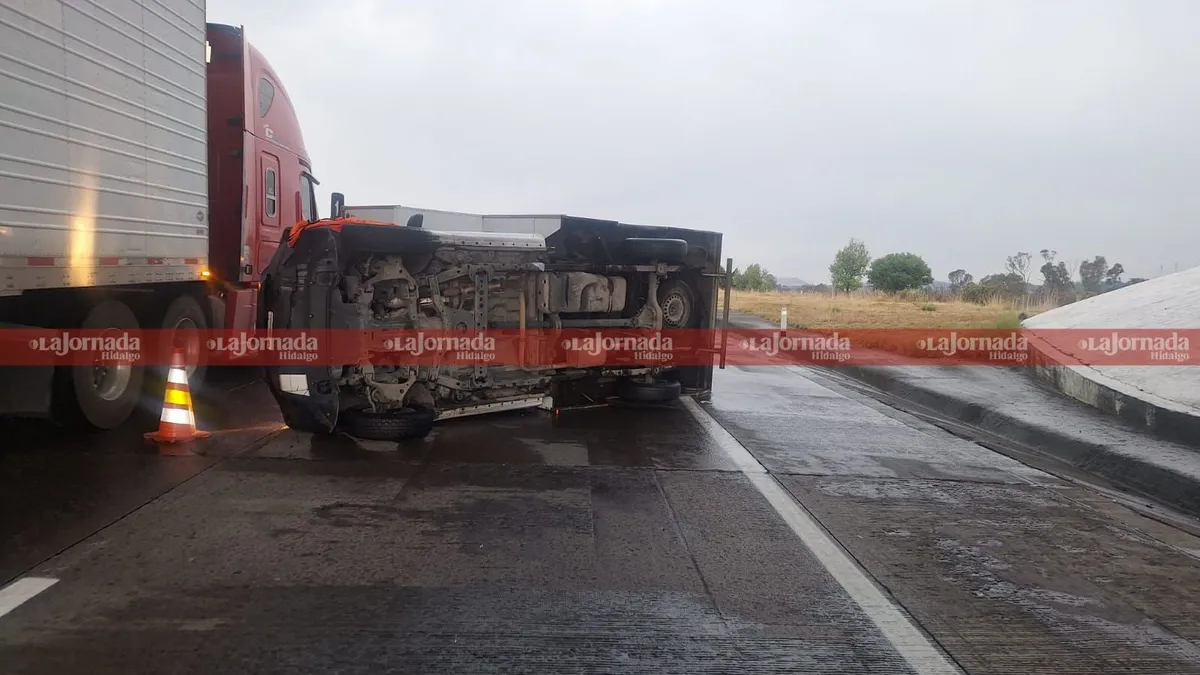 Vuelca camioneta en el Arco Norte por lluvia en tramo Sahagún–Calpulalpan