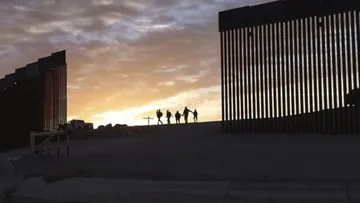El muro fronterizo entre Estados Unidos y México en una zona abierta del sur de Arizona cerca de Yuma. Foto AP