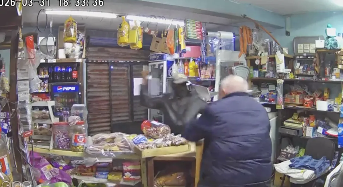 Así fue el ataque contra un adulto mayor durante un asalto en Pachuca; el agresor logró escapar.