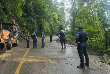 Policía Estatal libera la carretera de Tlanchinol tras deslaves