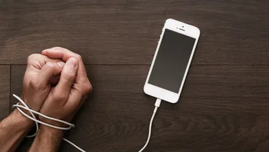 ¿Sientes ansiedad cuando no tienes el celular cerca? Expertos ya advierten sobre señales de dependencia digital y cómo combatirla antes de que afecte tu salud y relaciones.