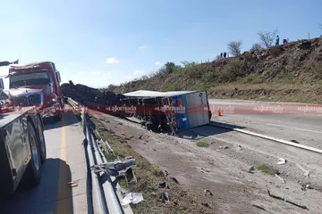 Fallece conductor de tráiler tras accidente en autopista Arco Norte