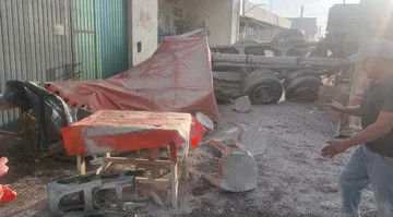 Tractocamión volcado en la Bajada de San José, Tulancingo, rodeado por cuerpos de emergencia tras accidente mortal.