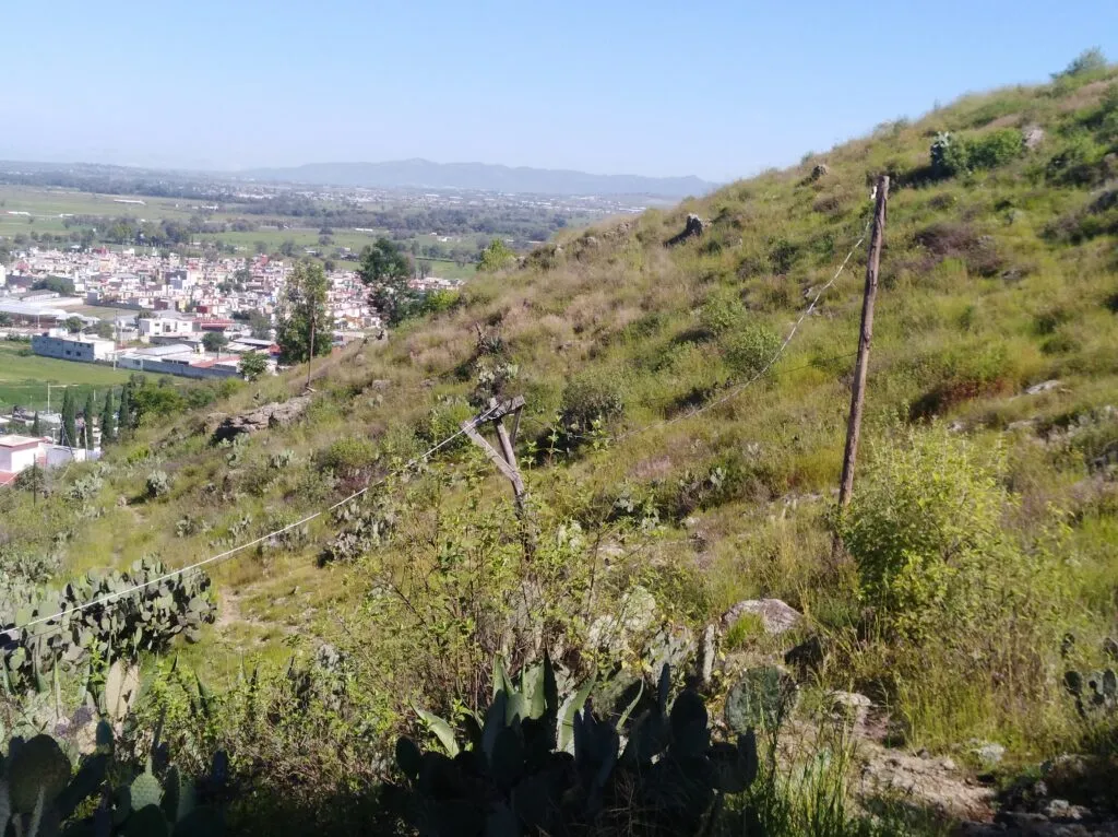 En Huapalcalco, la niñez vive entre vestigios arqueológicos y carencias básicas