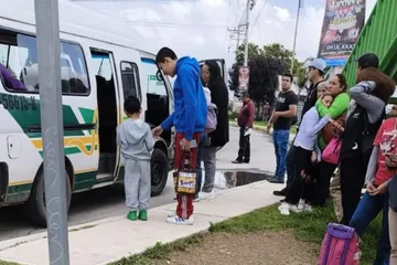 Choque entre Urvan y camioneta deja varios lesionados en Mineral de la Reforma