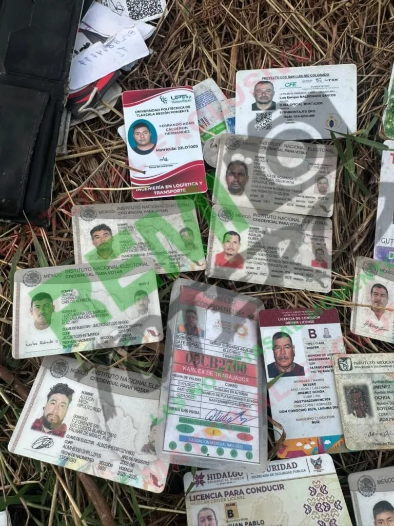 Documentos de hidalguenses tirados en carretera generan alerta