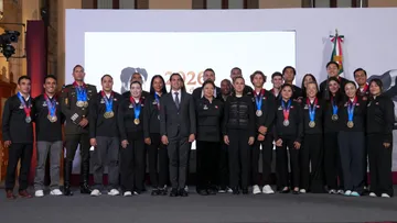 Claudia Sheinbaum y atletas mexicanos durante el reconocimiento por el récord de 407 medallas en Juegos Centroamericanos.