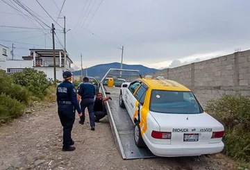 Recuperan taxi robado en Pachuca durante patrullajes en Campo de Tiro