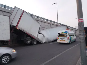 Tráiler con la caja colapsada sobre la carretera libre México-Pachuca.