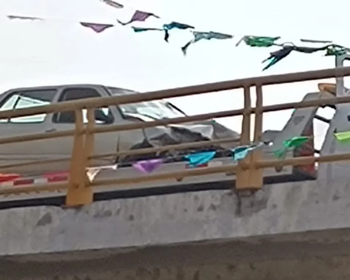 Ixmiquilpan: chocan contra puente y ocupantes en estado de ebriedad abandonan su auto