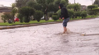 Lluvia intensa sobre una vialidad en Hidalgo.