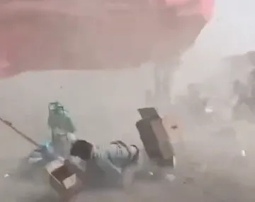 Ráfaga de viento derriba puestos de tianguis en Actopan