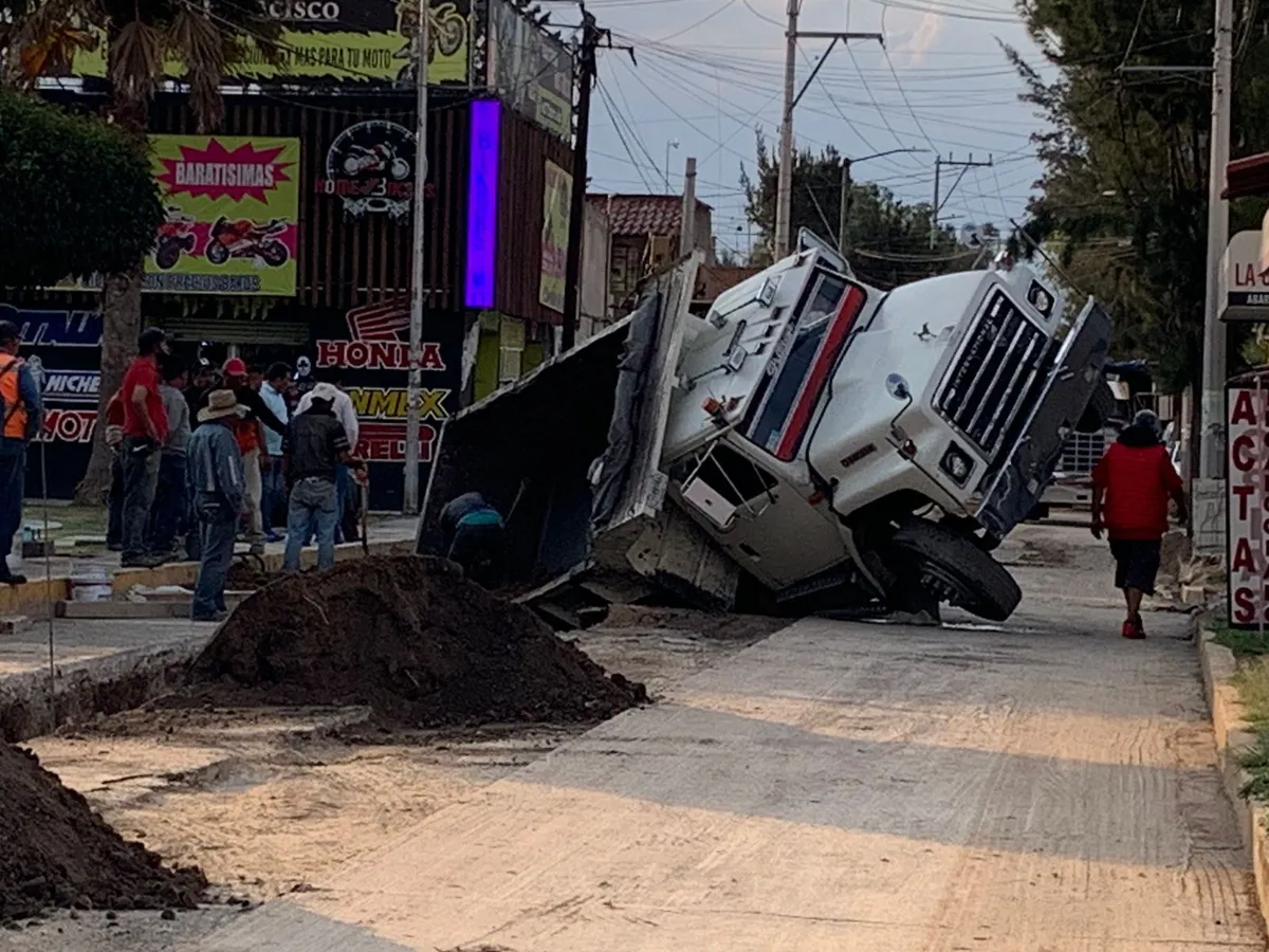 Cae camión de volteo a zanja de obra en centro de Tizayuca