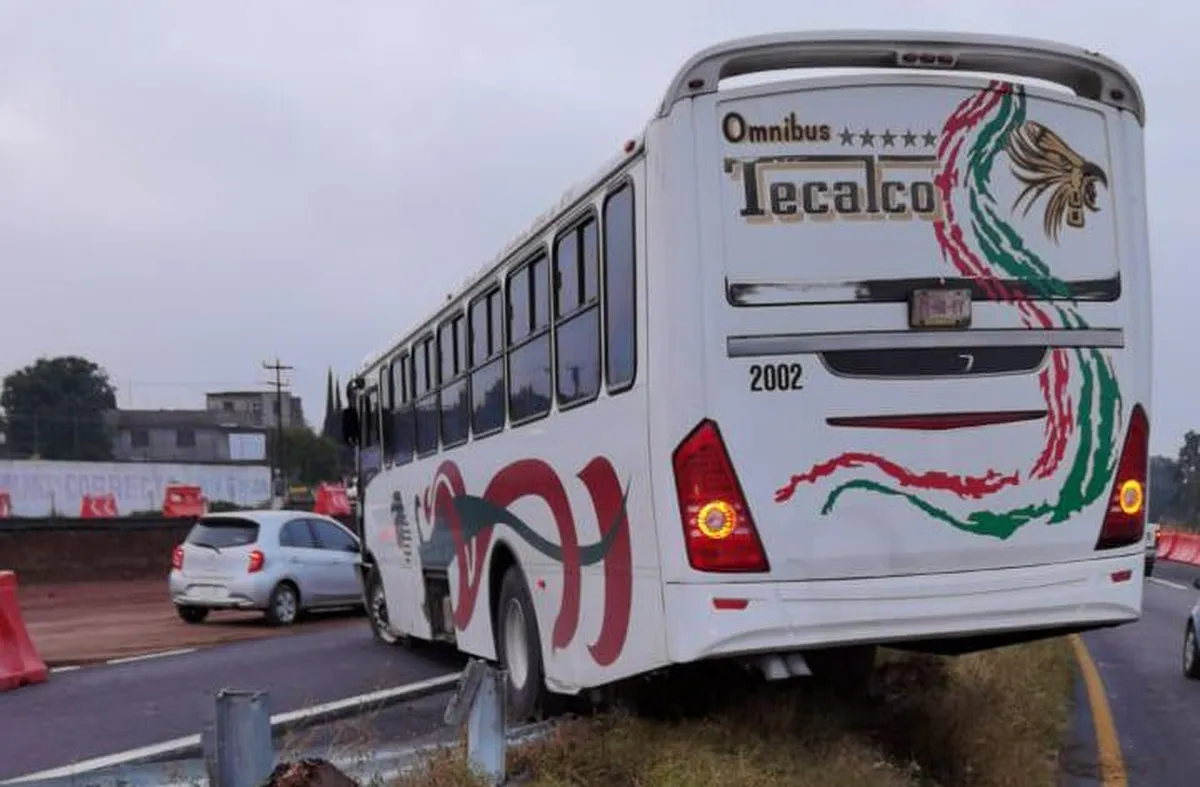 Autobús de pasajeros choca en la México-Pachuca