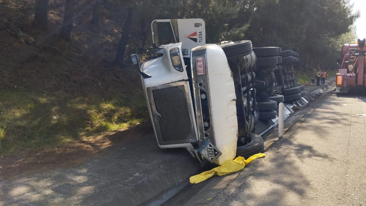 Autopista México-Tuxpan: vuelca tráiler que transportaba sosa cáustica