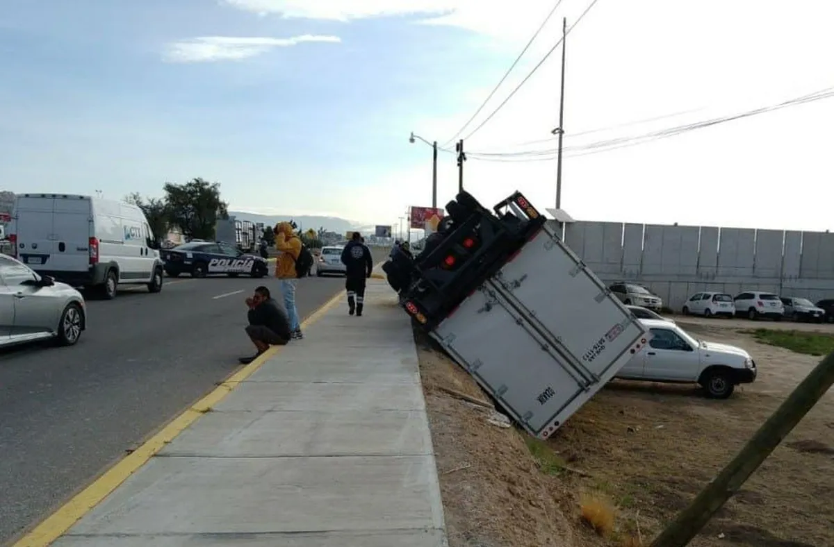Volcadura de camión sobre la autopista México-Pachuca