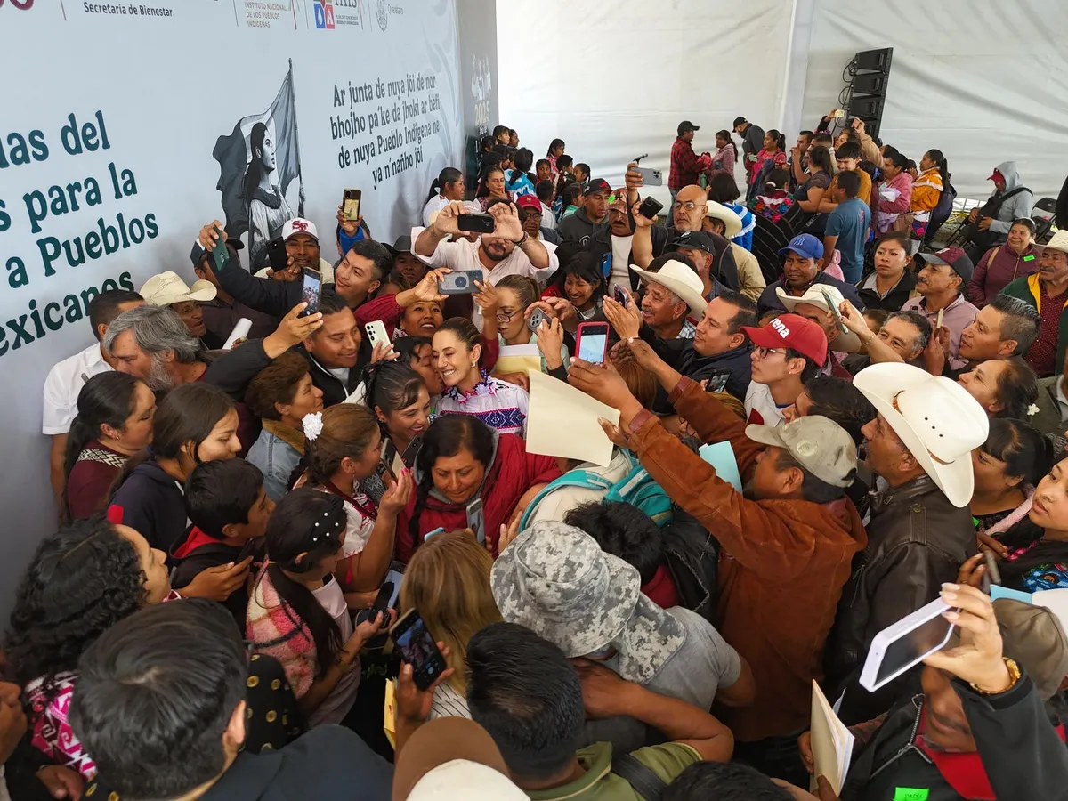 Sheinbaum entrega recursos a comunidades indígenas en Querétaro.