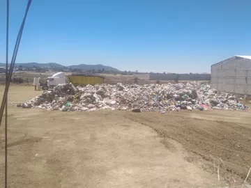 Convierten terreno en basurero a cielo abierto en Singuilucan