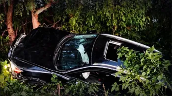 Automóvil volcado a un costado de la carretera en Mixquiahuala.