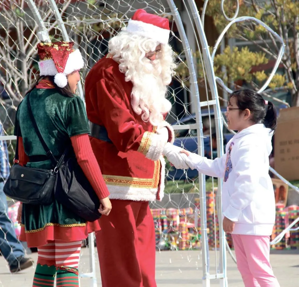 Santa trae magia y alegría a las familias